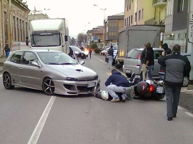 Varedo, centauro contro auto52enne in prognosi riservata