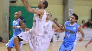 Basket, Monza asfalta SaronnoLa Kenfoster corre con Molteni