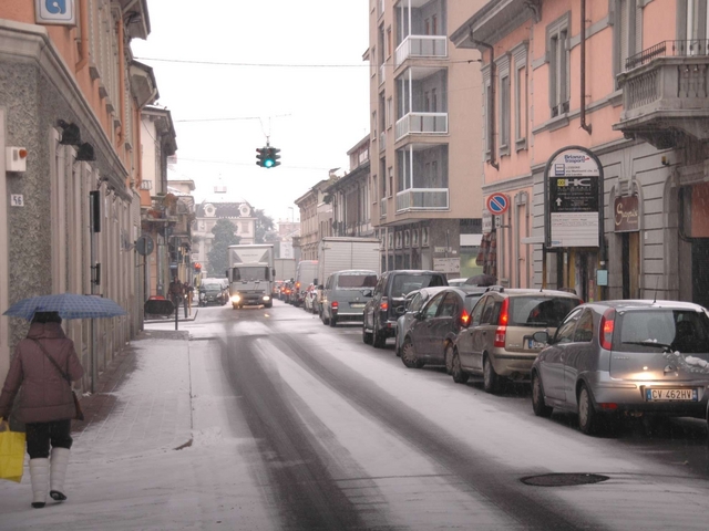 Lissone: dall’alba, la neveMezzi spargisale al lavoro