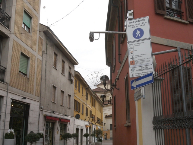 Telecamera attiva in piazza RomaBrugherio, cento multe in un mese