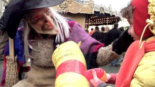 Sul carretto o in parapendioAttesa per l’arrivo della befana