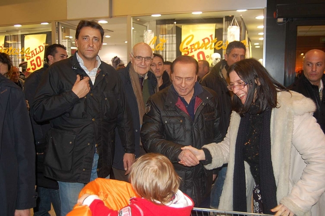 Berlusconi in visita al ”Gigante”:giro di shopping, come nel 2009