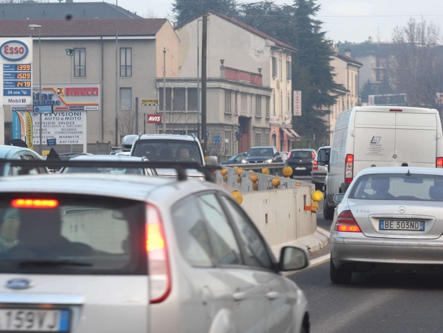 Viale Lombardia a corsia unicaMonza, traffico ancora nei limiti