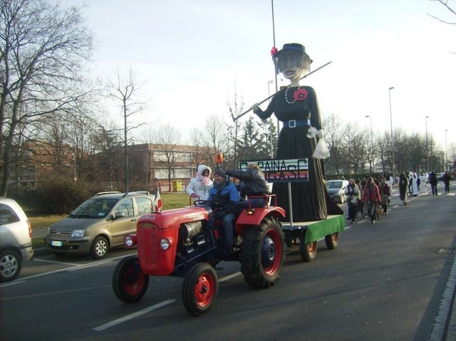 Giussano, al corteo delle Giubianei cittadini sfidano anche il freddo