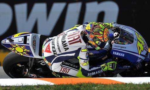 Lorenzo cade, Rossi trionfaIl Mondiale è sempre più vicino