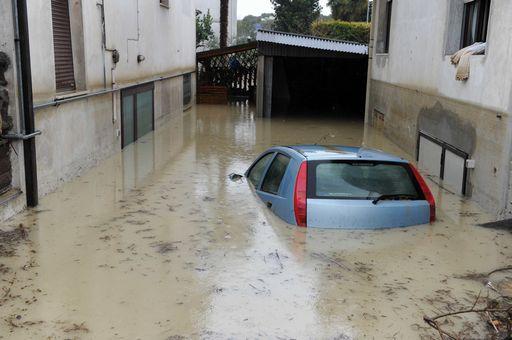 Maltempo, allerta protezione civile
Paura per fiumi e feste paesane