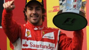 F1, Fernando Alonso prolungaSarà rosso Ferrari fino al 2016