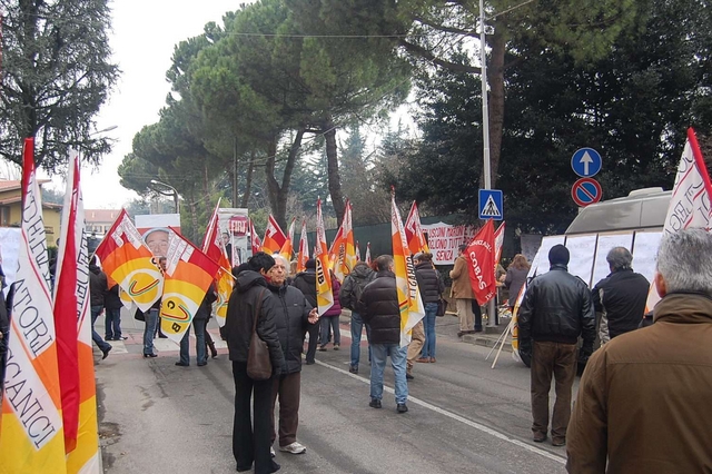 «Non paghiamo la vostra crisi»Manifestazione dei Cub ad Arcore