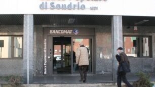Seregno: rotti vetri a banca e autoDenunciati quattro giovani-bene