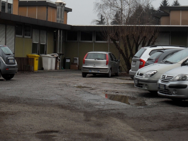 Carate: più che un cortile, stagnodi campagna. Proteste a scuola