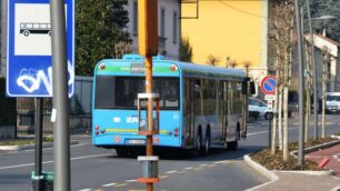 Vimercate, scende dal bus e cadeGamba sotto la ruota: è grave