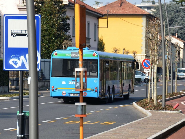 Vimercate, scende dal bus e cadeGamba sotto la ruota: è grave