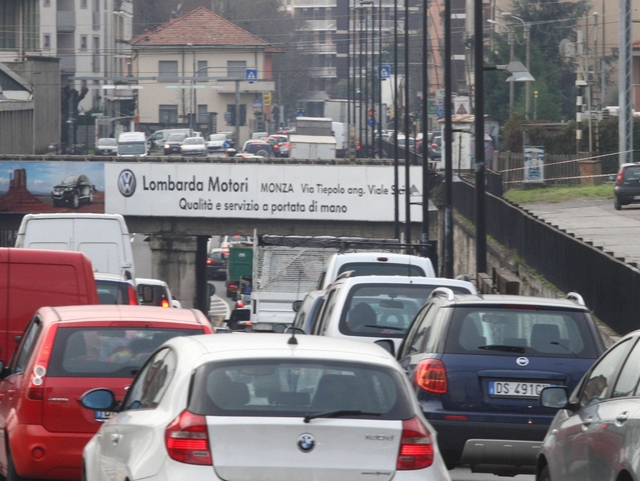 Monza, lungo Viale Libertà:prove di “traffico”