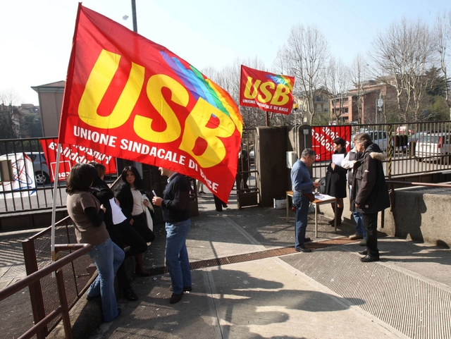 Monza, protesta dipendenti Inps:«Così si chiudono i servizi»