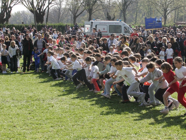 Corsa campestre di beneficenzaA Monza lo sprint di 800 bambini