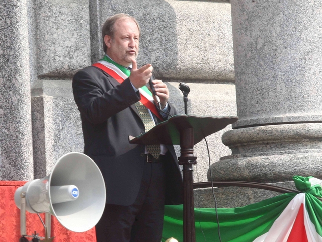 Monza, 25 Aprile: la piazzachiede le dimissioni del sindaco