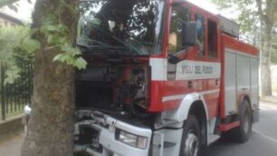 Desio: pompieri contro un alberoContusioni, in due all’ospedale