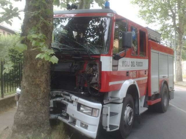 Desio: pompieri contro un alberoContusioni, in due all’ospedale