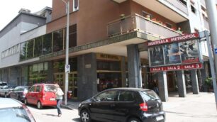 Monza, chiude il cinema MetropolE i negozianti vogliono il posteggio