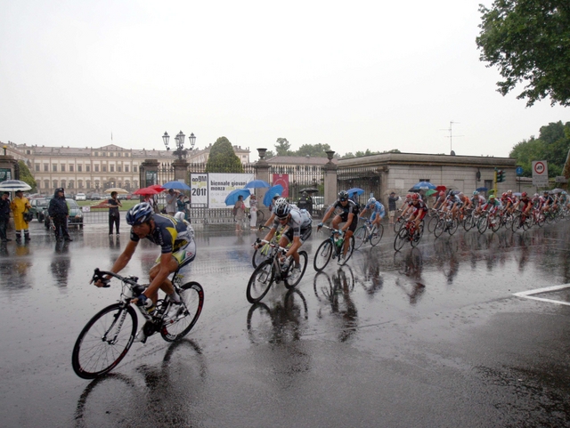 Giro d’Italia attraverso la BrianzaLa carovana rosa sotto il diluvio