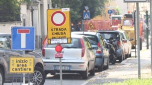 Via Dante: 50 metri in 45 minutiMonza e lavori, è la paralisi