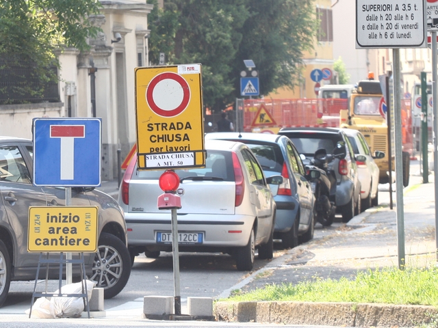 Via Dante: 50 metri in 45 minutiMonza e lavori, è la paralisi