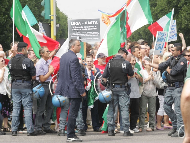 Monza, comitati e studenti protestano contro i ministeri