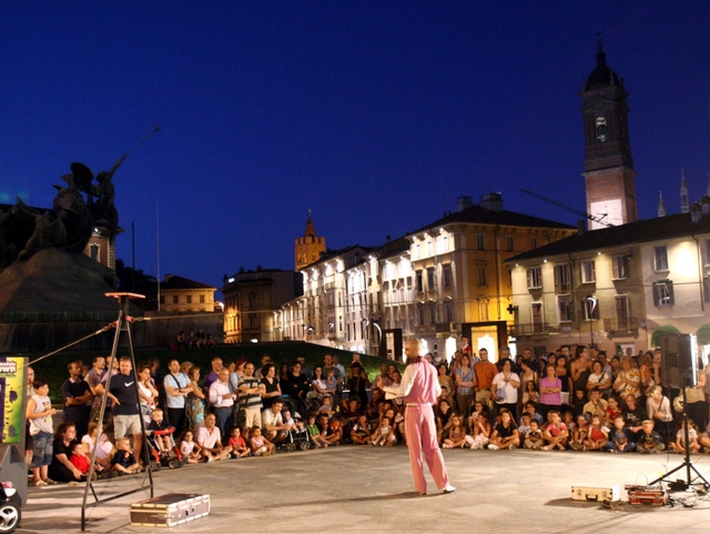 Monza, il circo è arrivato in piazzaInizio bagnato al Non solo clown