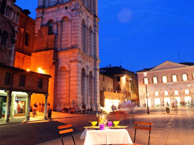 Gusto sotto le stelleStreet Dinner a Ferrara