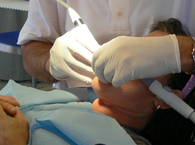 Monza, denunciati 3 falsi dentistiNas, sequestro da mezzo milione