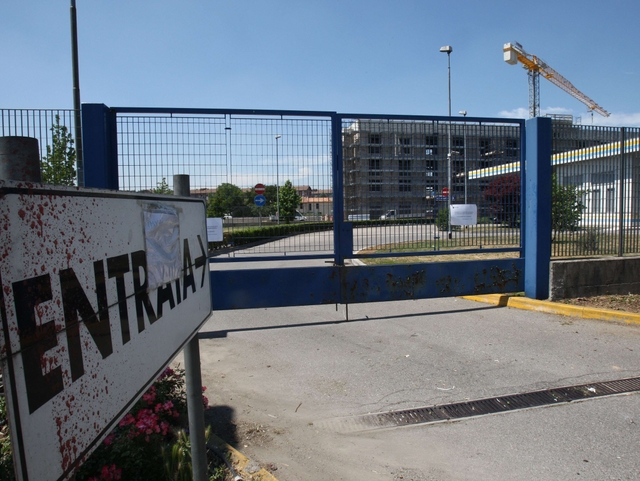 Monza, stazione di viale Stucchi:il distributore si fa in quattro