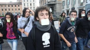 Monza, studenti in piazza:«Ora i conti li fate con noi»