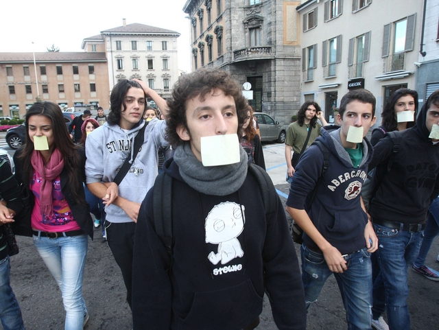 Monza, studenti in piazza:«Ora i conti li fate con noi»