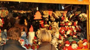 Aria di Avvento al Piazzale AlpiniRiaprono le casette di Natale