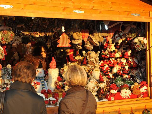 Aria di Avvento al Piazzale AlpiniRiaprono le casette di Natale