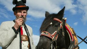 Alta Badia, slittanoi contadini in costume