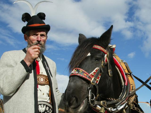 Alta Badia, slittanoi contadini in costume