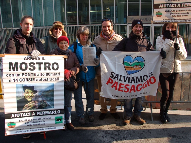 La protesta dei comitati brianzolialla conferenza sulla mobilità