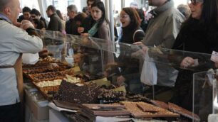 Il cioccolato piace a tuttiGrande folla sul Sentierone