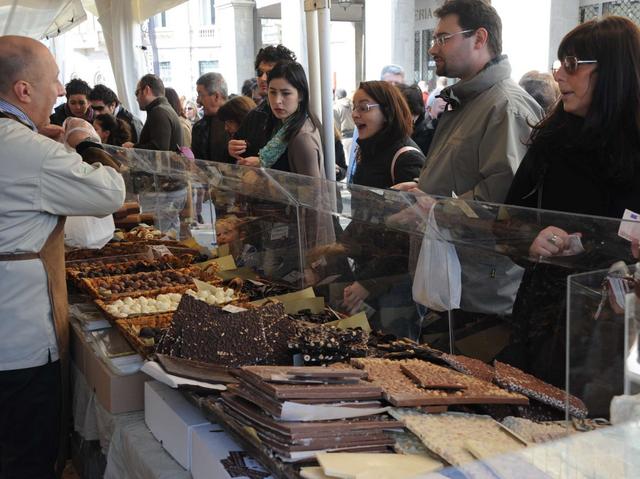 Il cioccolato piace a tuttiGrande folla sul Sentierone