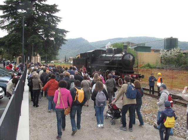 Più di mille persone sul TrenoBluper la gita di Pasquetta nel Sebino