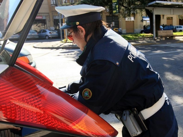 Nessuno dei due vuole conciliareI vigili alla fine multano entrambi