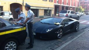 Arcore, controlli sulle auto di lussoE la Finanza ferma anche Batman