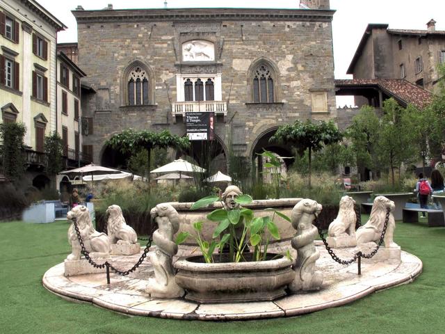 Piazza Vecchia verde e anche gustosacon tutti i prodotti di «Mangiartipico»