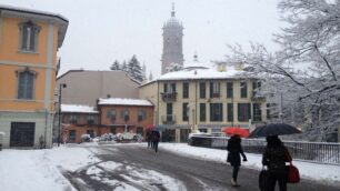 Il centro di Monza sotto la neve immagine