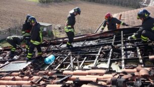 Prende fuoco il tetto di una casaDue carabinieri danno l’allarme