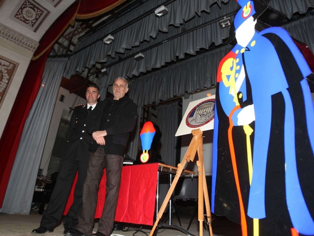 Lodola dona due creazioniai carabinieri del Tpc monzese