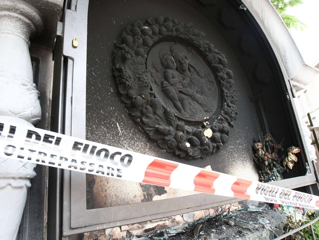 Brucia la Madonna della fruttaMonza, disperazione tra i devoti