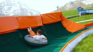 «Snowtubing» a Oltre il ColleTutti in pista sul gommone