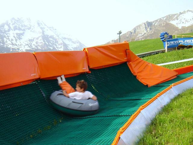 «Snowtubing» a Oltre il ColleTutti in pista sul gommone